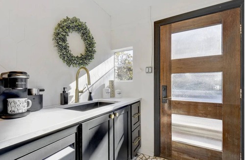 Buffalo Gap House | Stunning Contemporary Home with Hot Tub
