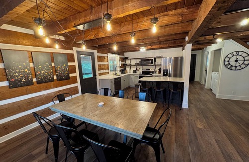 Manchester Cabin | Stunning hand-hewn log cabin blending rustic charm with modern comfort. Minutes from Manchester's dining & shops, yet secluded enough to truly relax. Warm timber beams, cozy furnishings, smart TV & spacious living. 4 bedroom, sleeps 12.