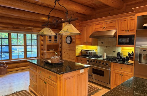 Bay Lake Cabin | Stunning Log Cabin on Bay Lake | Lakefront Retreat