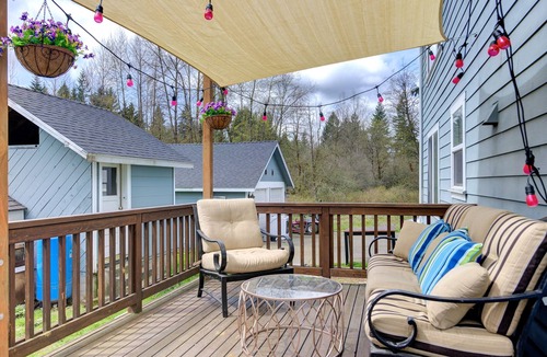 Lake Stevens House | Stylish Home with Private Office in Lake Stevens!