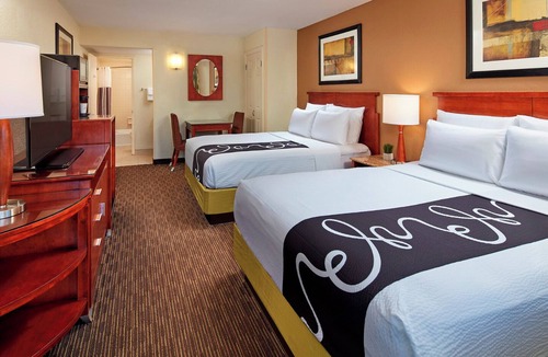 Mission Valley Hotel | Sunlit San Diego Retreat w/Pool - Your Relaxation Spot, 3 Rooms