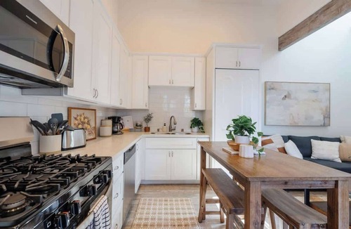 Mission Hills House | Sunny City Escape | Walkable | Mins to Everywhere!