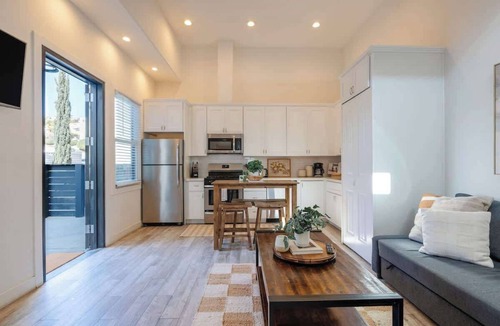 Mission Hills House | Sunny City Escape | Walkable | Mins to Everywhere!