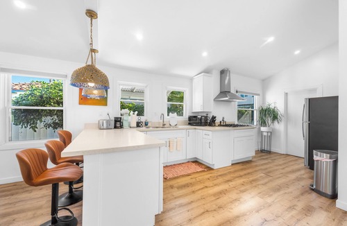 Ocean Beach House | Sunny Surf Shack Backyard-Pet friendly-Steps2Beach