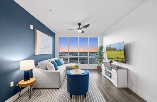 Kearny Mesa Apartment | Sunset Penthouse: Pool, Spa, Gym, Games, & Parking