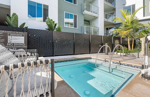 Kearny Mesa Apartment | Sunset Penthouse: Pool, Spa, Gym, Games, & Parking