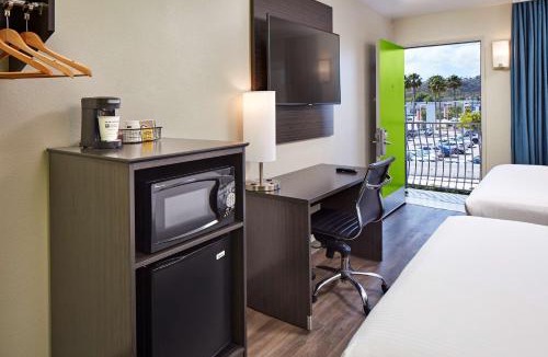 Pacific Beach Hotel | SureStay Hotel by Best Western San Diego Pacific Beach
