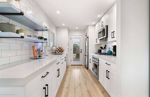 Clairemont House | Surf Farmhouse | Hot Tub, Big Backyard, Sleeps 7!