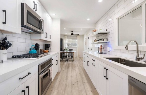 Clairemont House | Surf Farmhouse | Hot Tub, Big Backyard, Sleeps 7!