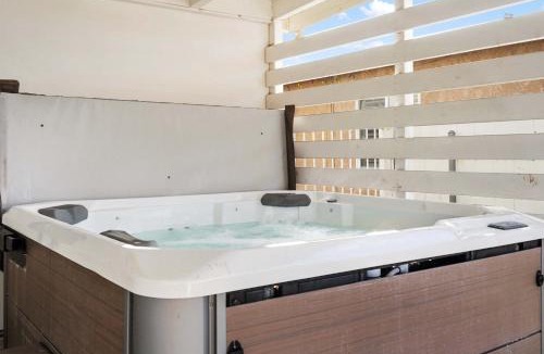 Clairemont House | Surf Farmhouse | Hot Tub, Big Backyard, Sleeps 7!