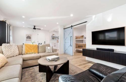 Clairemont House | Surf Farmhouse | Hot Tub, Big Backyard, Sleeps 7!