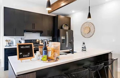 Veterans Park House | The Cottage & Villa combined to make a 5 bedroom, 3.5 bath stay that sleeps 12 . Great for weddings and local events, parents weekends, photo shoots, and family gatherings