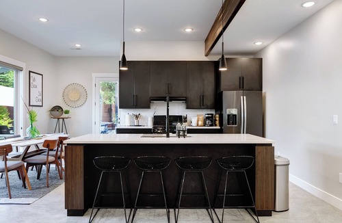Veterans Park House | The Cottage & Villa combined to make a 5 bedroom, 3.5 bath stay that sleeps 12 . Great for weddings and local events, parents weekends, photo shoots, and family gatherings