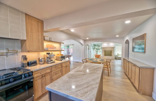 Bay Ho House | The Grand Bay Retreat – 5-BR Luxury Home w/Pool, Hot Tub & Game Areas