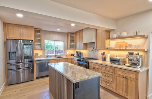 Bay Ho House | The Grand Bay Retreat – 5-BR Luxury Home w/Pool, Hot Tub & Game Areas