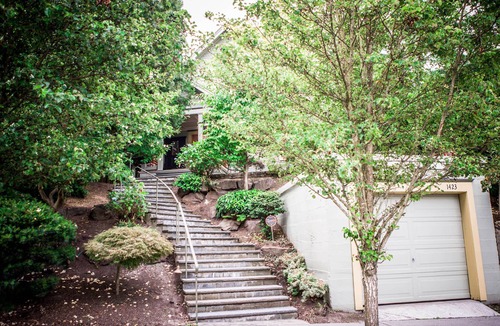 Wallingford House | THE GREENLAKE BUNGALOW - center of seattle