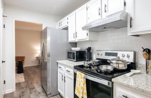Crestline Heights House | The Hearth & Thistle - King Bed/TownHome with Deck