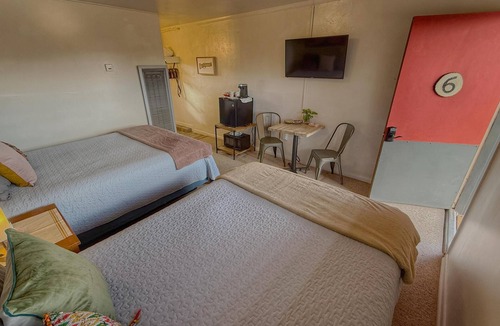 Bluff Hotel | The Mokee Motel (Room 6)