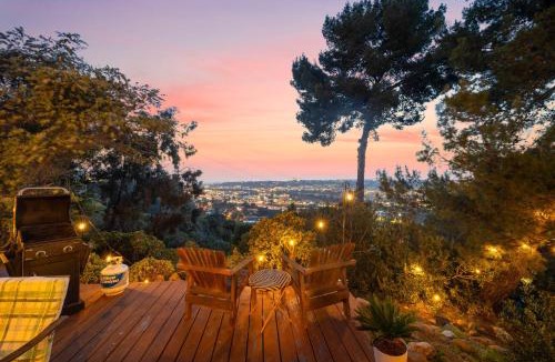 Mission Valley Ski Chalet | The SeaBarn Retreat | Hot Tub & Panoramic Views