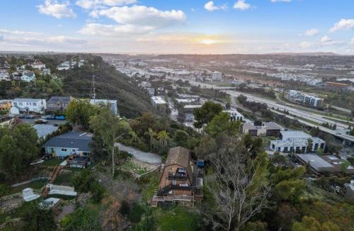 Mission Valley Ski Chalet | The SeaBarn Retreat | Hot Tub & Panoramic Views