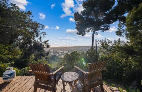 Mission Valley Ski Chalet | The SeaBarn Retreat | Hot Tub & Panoramic Views