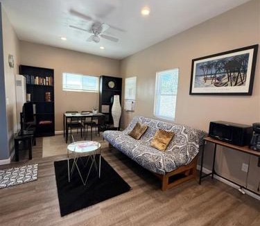 Clairemont Mesa West Apartment | The studio apartment in Clairemont - New AC unit