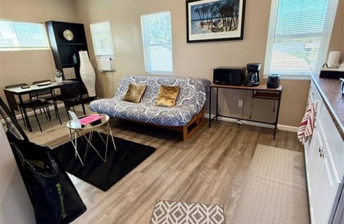 Clairemont Mesa West Apartment | The studio apartment in Clairemont - New AC unit