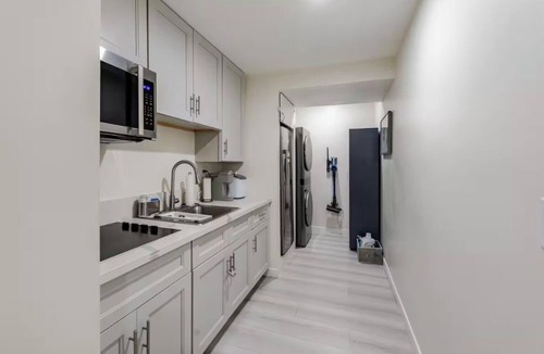 Willmore House | This basement apartment has its own private entrance. Near downtown Long Beach