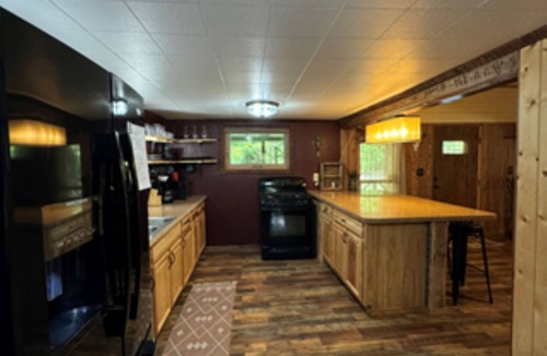 Old Washington Cabin | Timberline Cabins - Peaceful Pines Lodge, WiFi, Pets, Stalls, Hot Tub