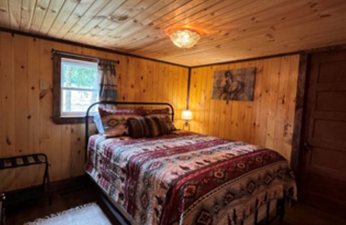 Old Washington Cabin | Timberline Cabins - Peaceful Pines Lodge, WiFi, Pets, Stalls, Hot Tub