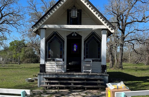 Garfield Cabin | Tiny Chapel Glamping 20 Minutes from ATX, 10 Minutes from COTA.