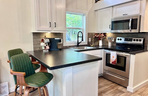 Mentone Cottage | Tiny House minutes from the HEART of MENTONE