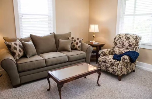 Forest Hills Apartment | Traditional decor, 2nd fl, near Oakland,DT,Monroeville,convenient to US OPEN