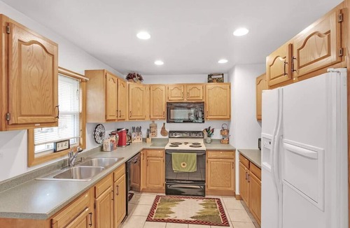 Champion House | Trailside Chalet featuring Wrap Around Deck & Private Hot Tub just outside of 7 Springs Resort