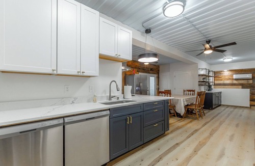 Lookout Mountain House | Tranquil 3-bedroom 3.5 Bath Tree house in Lookout Mountain plus cottage