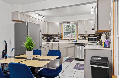 Springfield House | Tranquil 3-bedroom house with a massage chair