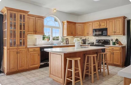 Mahomet House | Tranquil Waterside Getaway