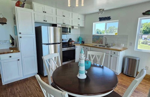 Madison-on-the-Lake Apartment | Tree-Top Lake-Front Cottage