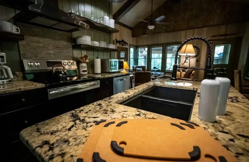 Robbinsville Cabin | Treehouse Over Creek with WiFi, private hiking trails, firepit & swimming hole