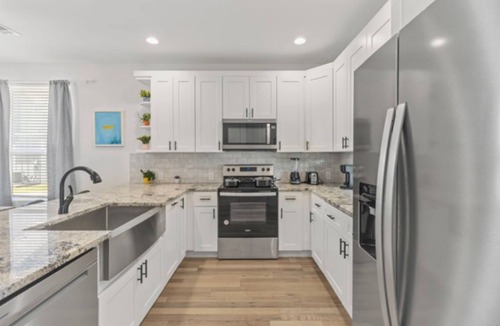 University Hills and Windsor Park House | Trendy 4BR Oasis, Central Spot, Relax & Explore