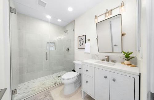 Mission Hills Apartment | Trendy Mission Hills Condo 2 Bedrooms with Parking