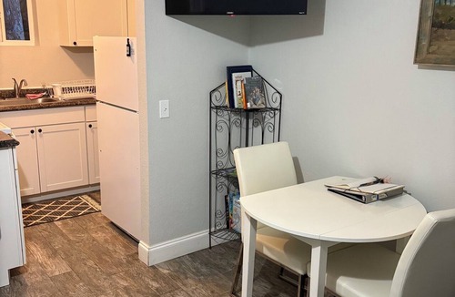 Crescent City Apartment | Tropical Lakeside Studio in Tiny‑Home Community — Steps to Docks & Fishing