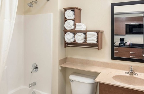 Monaca Hotel | Two Modern Units w/2 Queen Beds & Kitchenette Near Beaver Valley Mall