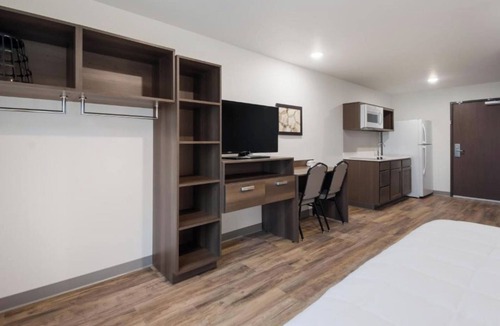 Newnan Hotel | Two Quiet, Secure and Easy-Access Room w/Kitchen