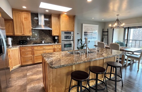 Del Mar Heights House | Updated, bright End Unit. 2 bed, 2 bath retreat. Amazing Views, Walk to beach.