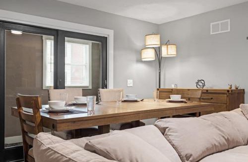 Shadyside Apartment | Upscale 2 Story Apartment with 8 beds and Free Parking, walkable to S Highland ave