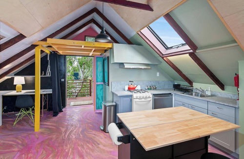University Heights House | Urban Art Tree House w Pool/Spa