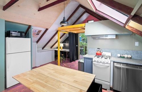 University Heights House | Urban Art Tree House w Pool/Spa