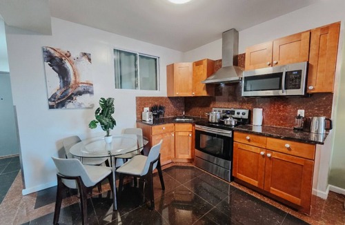 Chinatown Apartment | Vale/King Bed/Elevator/Balcony/Ensuite