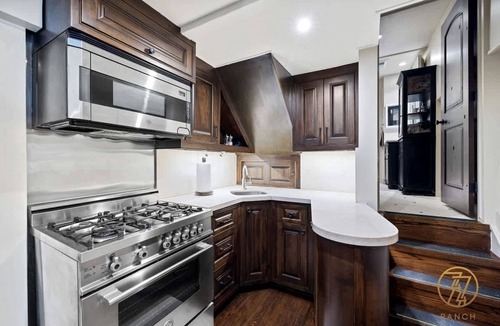 Austin Villa | Vibrant Luxury Villa Oasis near Lake Walter E. Long in Texas